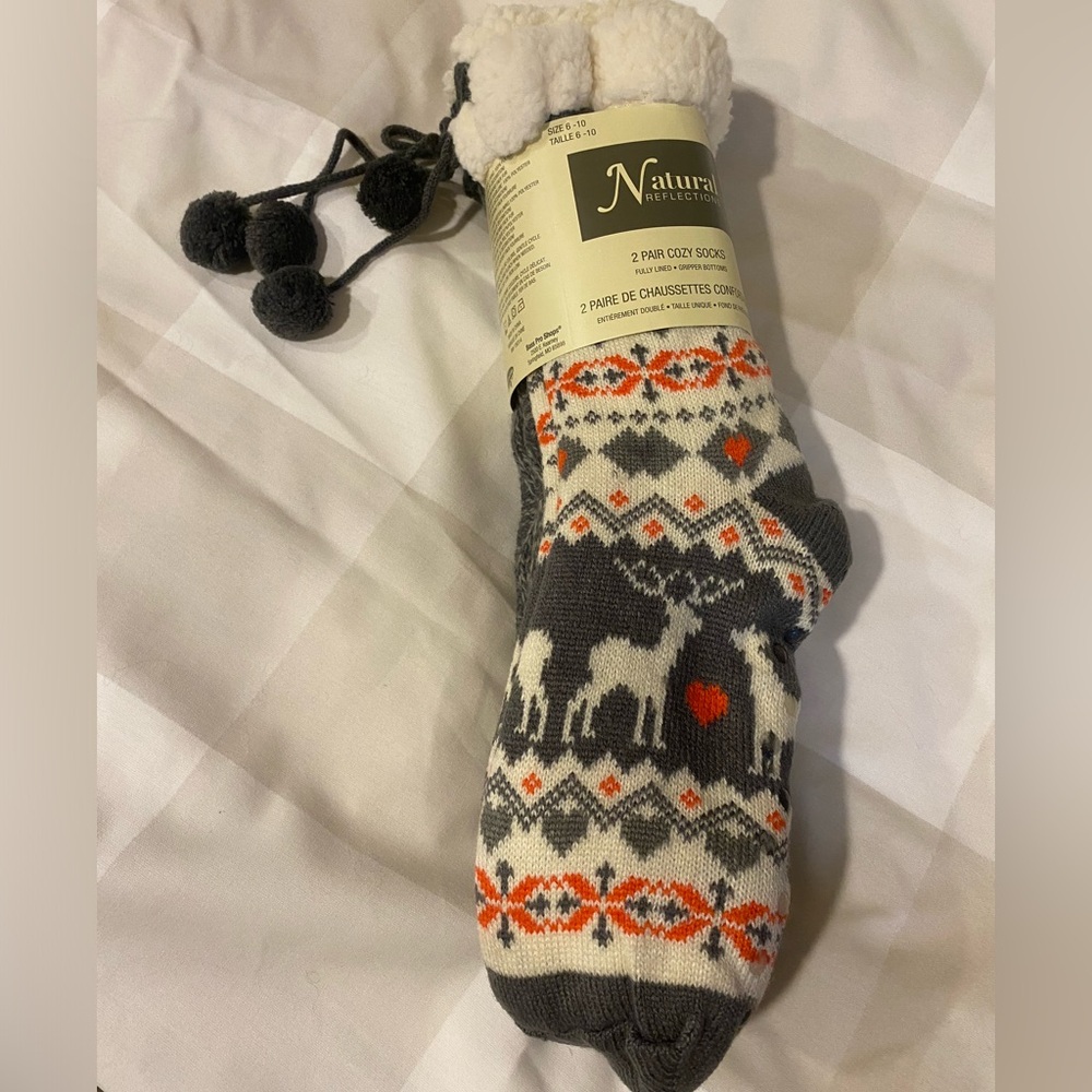 NWT Cozy slipper socks with grippers and are fully lined